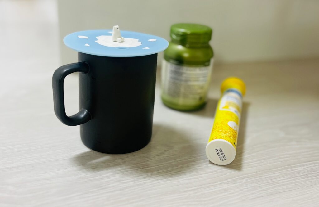 커피와 여러 가지 영양제가 함께 놓인 모습