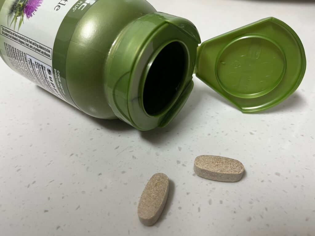 직사광선을 피해 서늘한 곳에 보관된 영양제