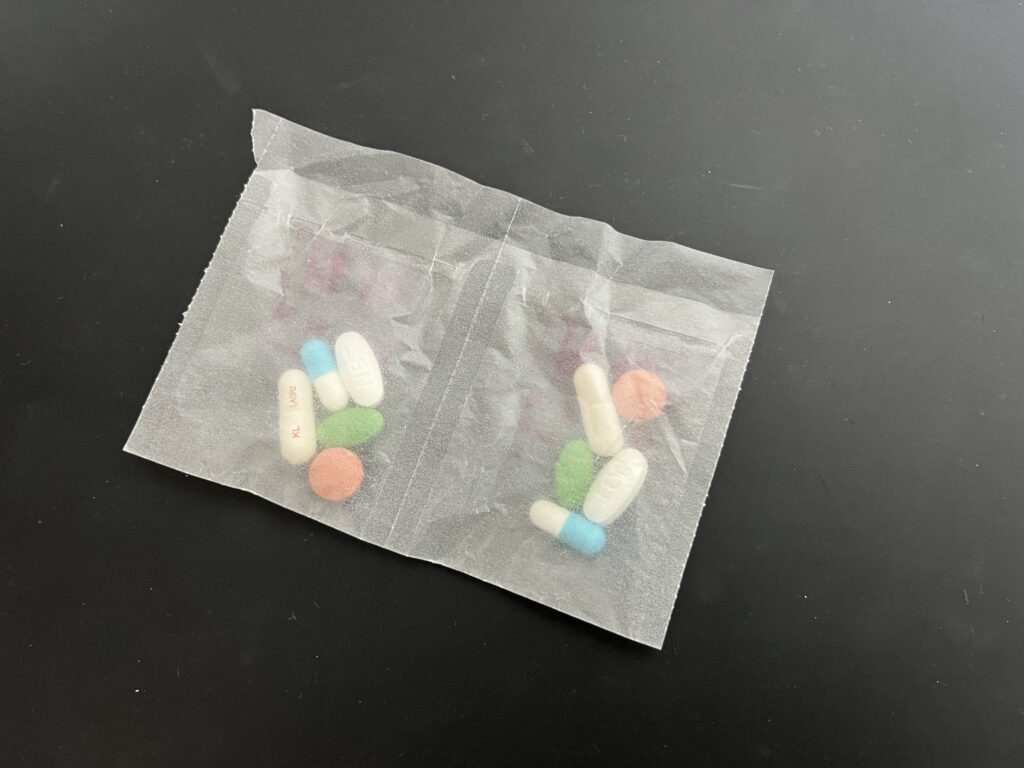 폐기하기 위해 분리한 알약과 영양제 모습