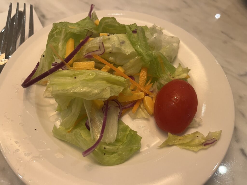 입안이 헐었을 때 점막 재생을 돕는 비타민 B와 C가 풍부한 신선한 채소들