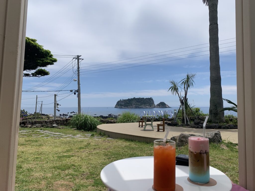 고칼로리 단 음료와 낮은 아메리카노 칼로리 비교 이미지