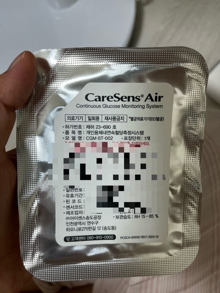 팔에 부착하여 실시간으로 혈당 변화를 측정하는 연속혈당측정기(CGM) 모습