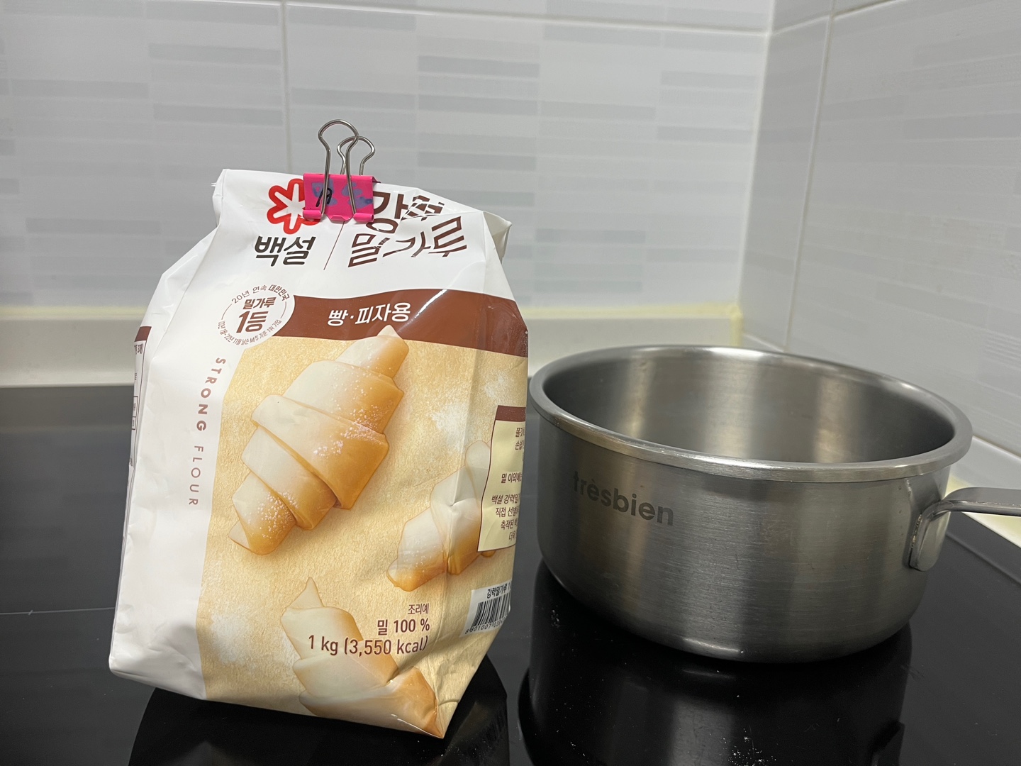 유통기한 지난 밀가루를 활용해 기름기를 완벽하게 제거한 깨끗한 프라이팬