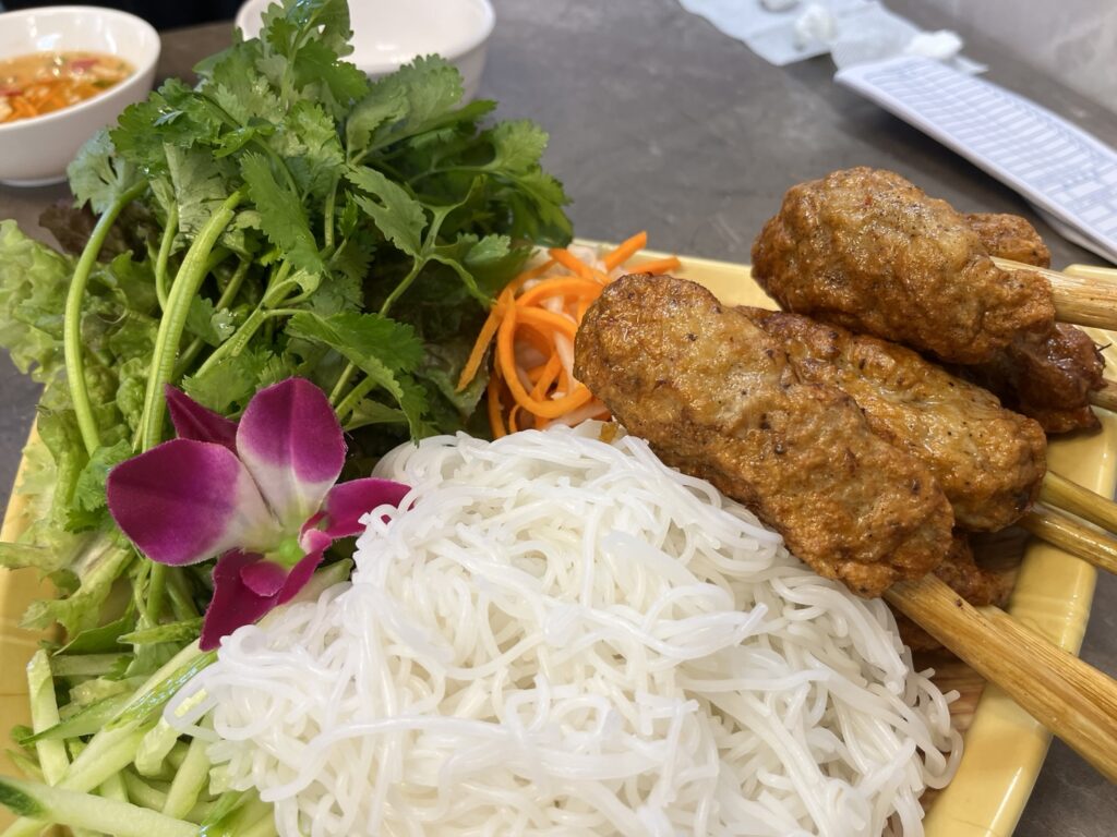 혈당 스파이크 방지를 위한 식사 순서: 채소, 단백질, 탄수화물 순서로 구성된 건강한 식단