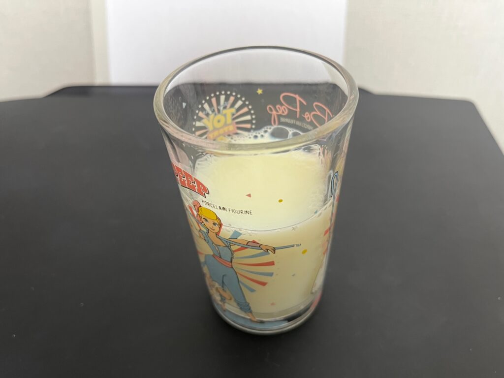 컵에 따른 우유의 농도와 냄새로 상한 우유 구별하기