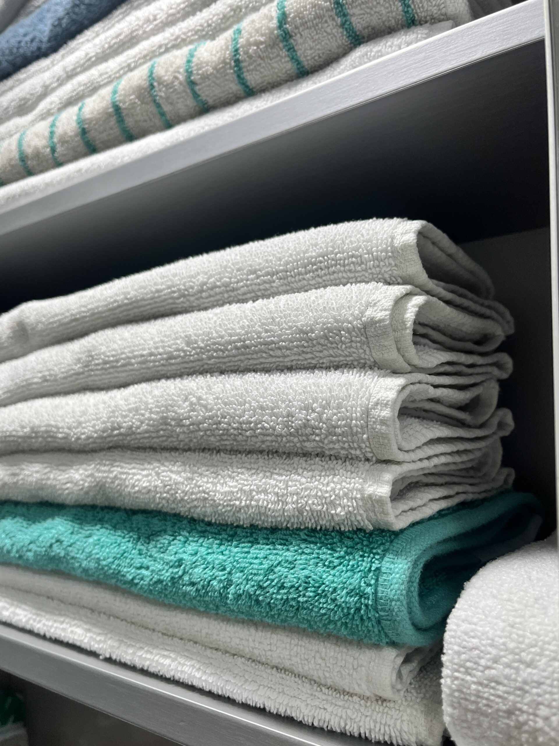 쉰내 제거 세탁법으로 세탁한 후 깔끔하게 호텔식으로 접어 보관 중인 수건들